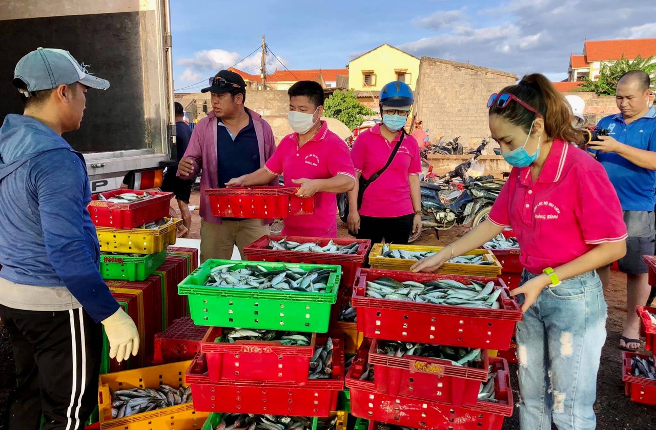 CLB Du lịch Quảng Bình mua cá của bà con ngư dân phục vụ chiến dịch góp cá